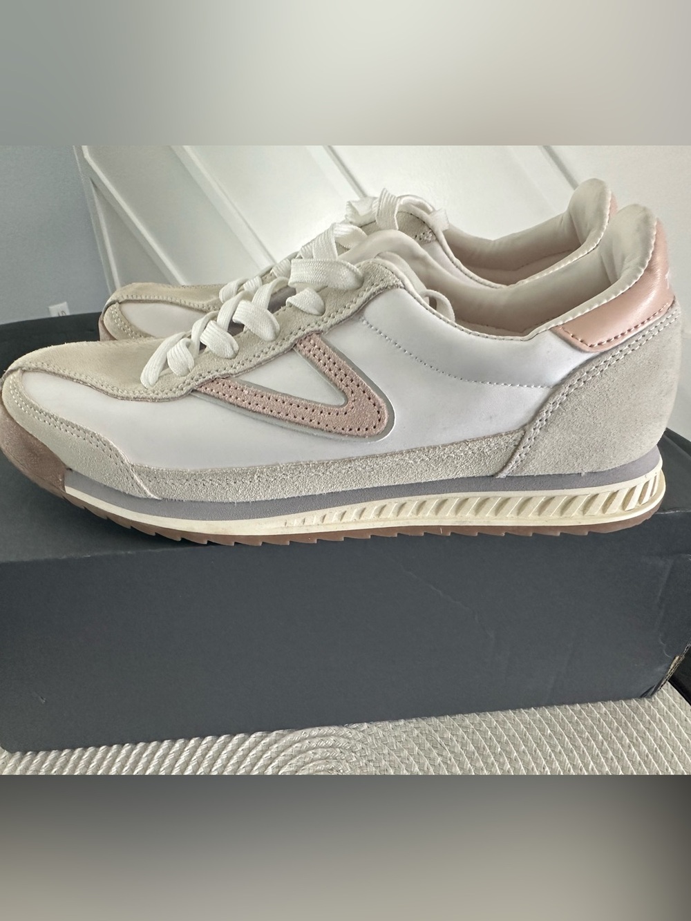 Women's White and Pink Tretorn size 7.5